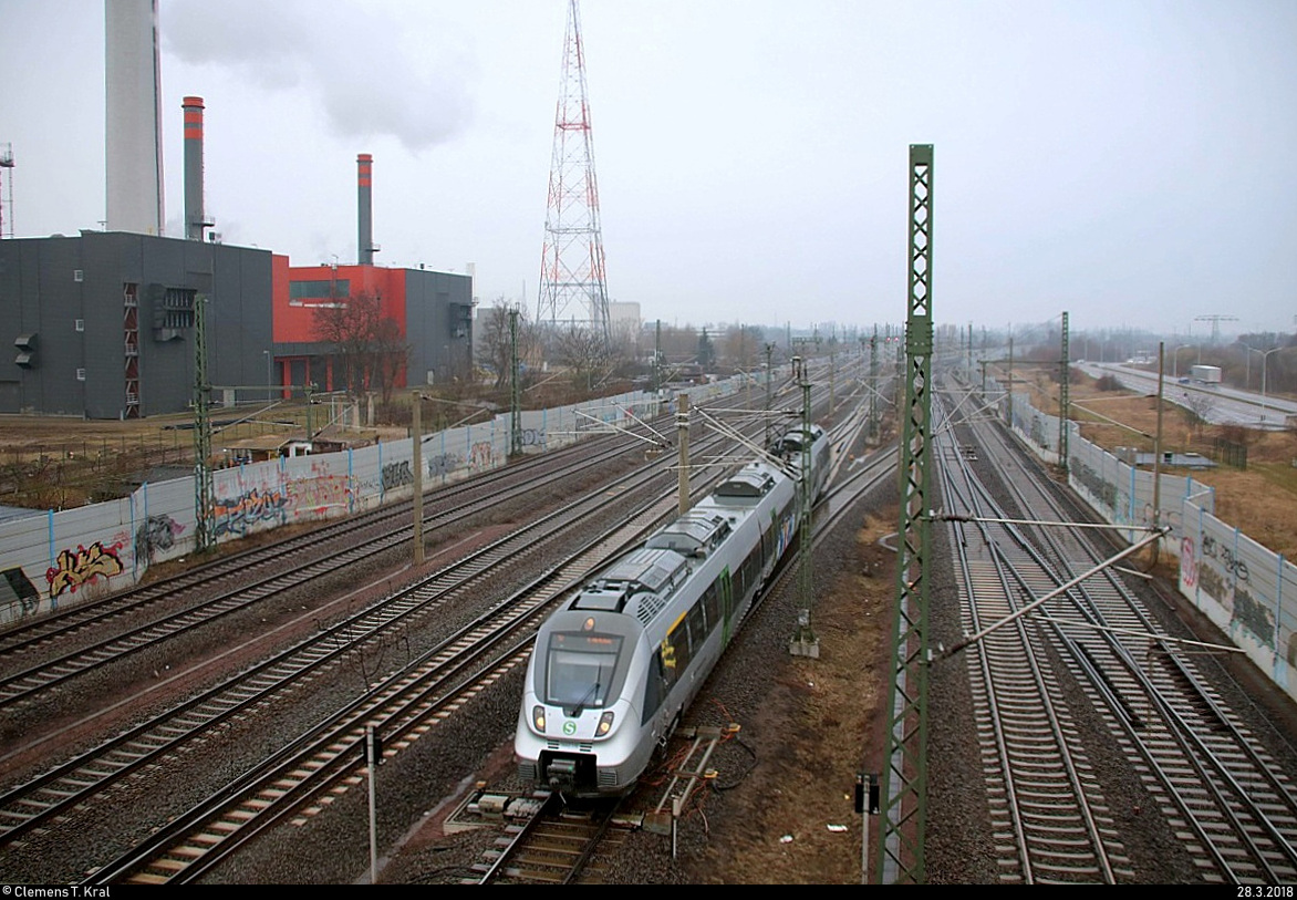 1442 116 (Bombardier Talent 2) der S-Bahn Mitteldeutschland (DB Regio Südost) als S 37716 (S7) von Halle(Saale)Hbf Gl. 13a nach Halle-Nietleben passiert den Abzweig Thüringen (At). Aufgenommen von der Brücke Dieselstraße, Halle (Saale). [28.3.2018 | 8:54 Uhr]