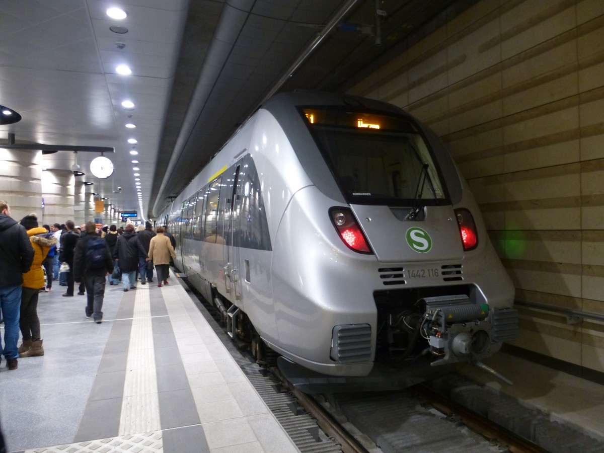 1442 116 steht hier am 21.12.2013 im Leipziger City-Tunnel.