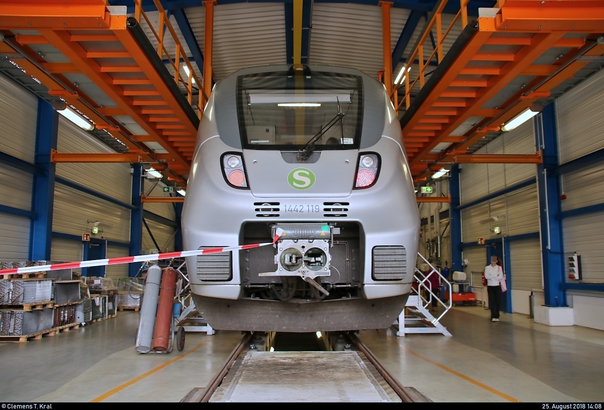 1442 119 (Bombardier Talent 2) der S-Bahn Mitteldeutschland (DB Regio Südost) steht anlässlich des Sommerfests des DB Museums Halle (Saale) unter dem Motto  Diesellokomotiven der ehemaligen DR  in der DB Werkstatt Halle (Saale).
Der Innenraum inkl. Führerstand konnte an diesem Wochenende besichtigt werden.
[25.8.2018 | 14:08 Uhr]