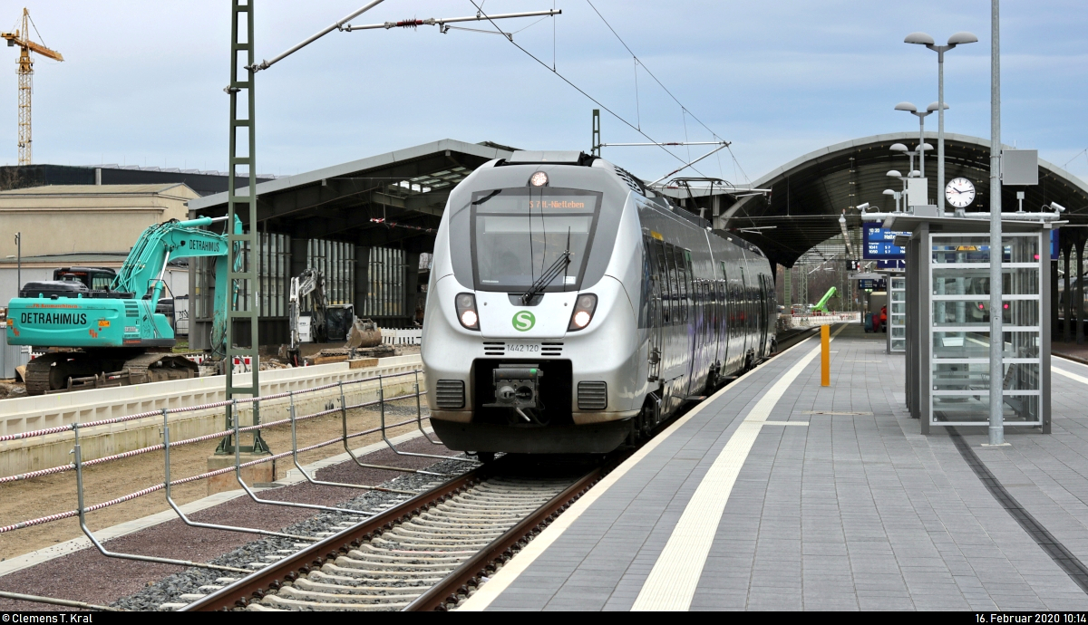 1442 120 (Bombardier Talent 2) der S-Bahn Mitteldeutschland (DB Regio Südost) als S 37722 (S7) nach Halle-Nietleben steht im Startbahnhof Halle(Saale)Hbf auf Gleis 4 A-C.
[16.2.2020 | 10:14 Uhr]