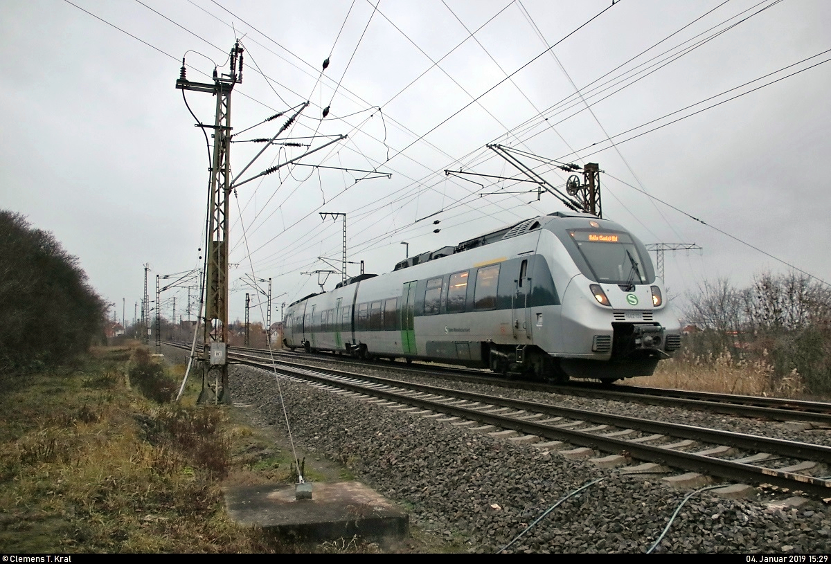 1442 124 (Bombardier Talent 2) der S-Bahn Mitteldeutschland (DB Regio Südost) als S 37745 (S7) von Halle-Nietleben nach Halle(Saale)Hbf Gl. 13a zweigt in der Saaleaue bei Angersdorf auf die Bahnstrecke Halle–Hann. Münden (KBS 590) ab.
[4.1.2019 | 15:29 Uhr]