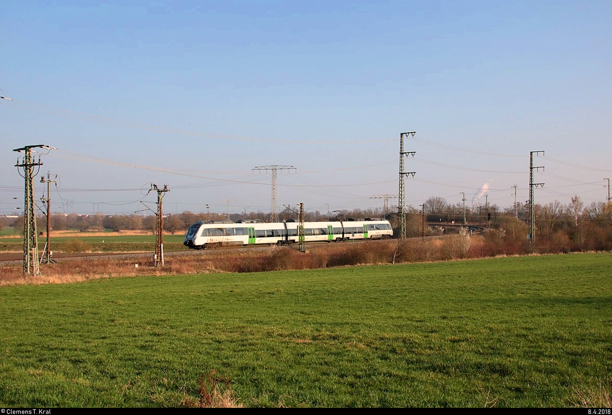 1442 128 (Bombardier Talent 2) der S-Bahn Mitteldeutschland (DB Regio Südost) als S 37752 (S7) von Halle(Saale)Hbf Gl. 13a nach Halle-Nietleben pfeift vor dem unbeschrankten Bahnübergang in Angersdorf auf der Bahnstrecke Merseburg–Halle-Nietleben (KBS 588). [8.4.2018 | 18:04 Uhr]