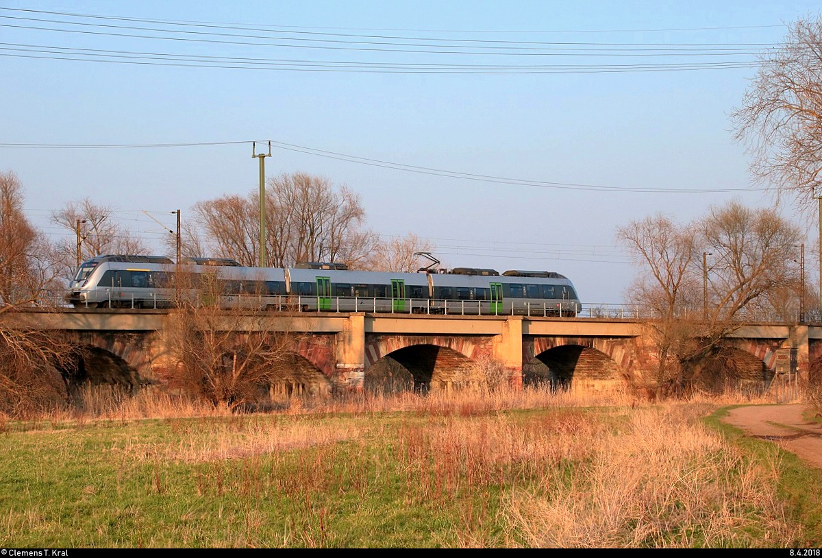 1442 128 (Bombardier Talent 2) der S-Bahn Mitteldeutschland (DB Regio Südost) als S 37756 (S7) von Halle(Saale)Hbf Gl. 13a nach Halle-Nietleben fährt in der Saaleaue bei Angersdorf auf der Bahnstrecke Halle–Hann. Münden (KBS 590). [8.4.2018 | 19:04 Uhr]