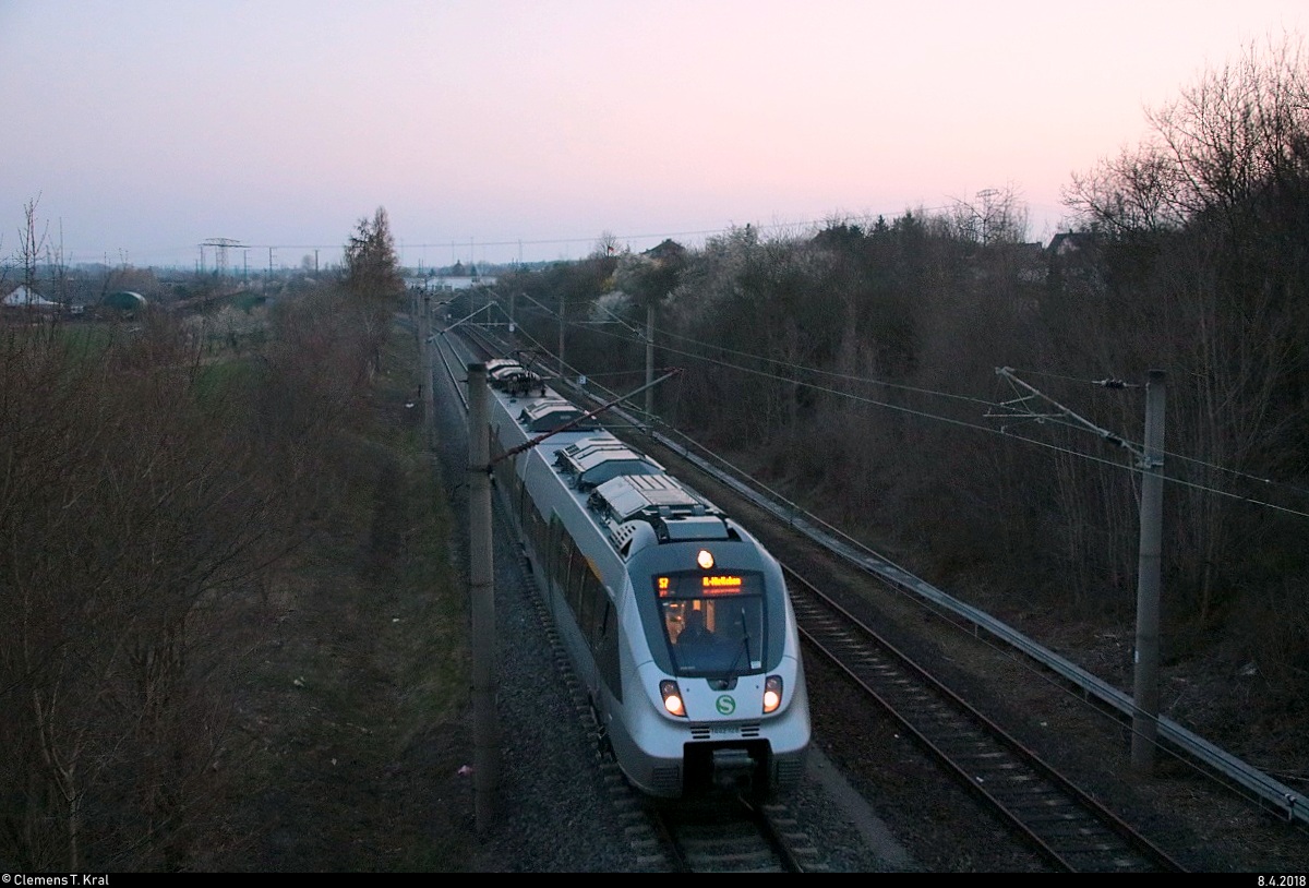 1442 128 (Bombardier Talent 2) der S-Bahn Mitteldeutschland (DB Regio Südost) als S 37760 (S7) von Halle(Saale)Hbf Gl. 13a nach Halle-Nietleben fährt bei Angersdorf auf der Bahnstrecke Merseburg–Halle-Nietleben (KBS 588). Aufgenommen von der Brücke L 163. [8.4.2018 | 20:05 Uhr]