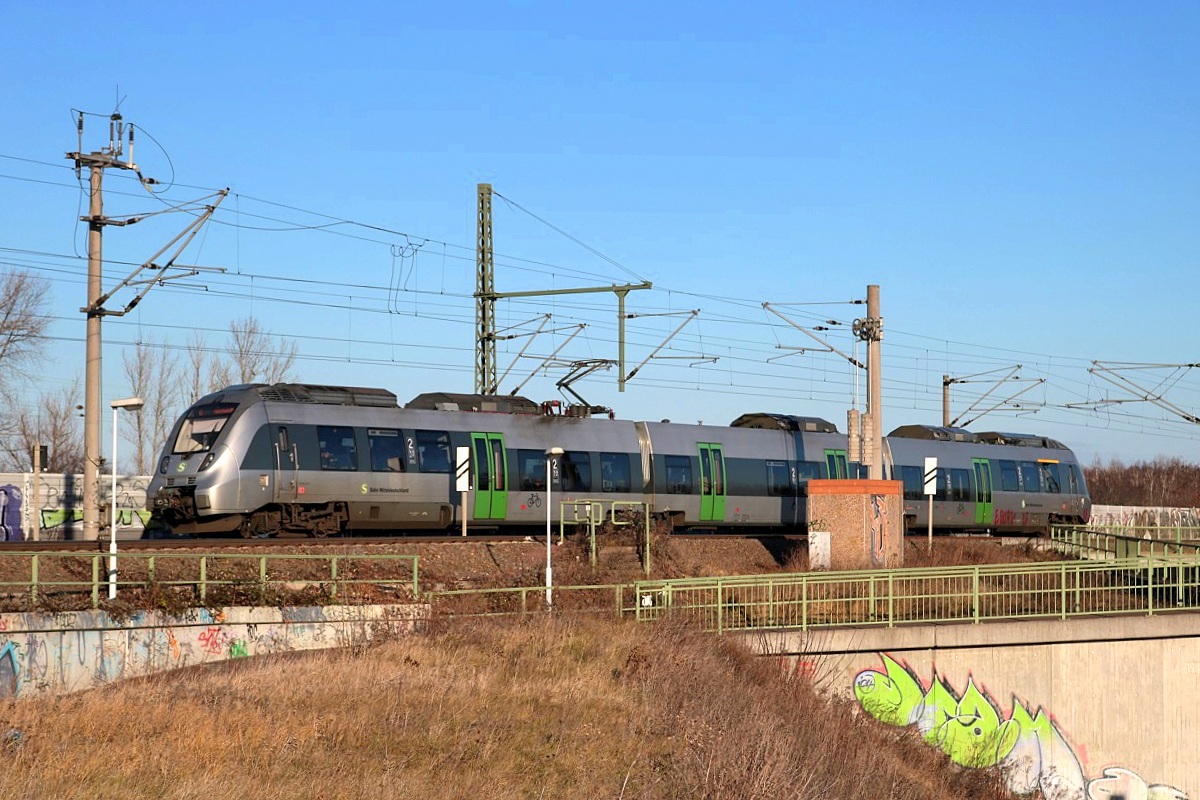 1442 134 (Bombardier Talent 2) der S-Bahn Mitteldeutschland (DB Regio Südost) als S 37737 (S7) von Halle-Nietleben nach Halle(Saale)Hbf Gl. 13a fährt in Halle (Saale), Kasseler Straße, auf der Bahnstrecke Halle–Hann. Münden (KBS 590). [29.12.2017 | 13:38 Uhr]