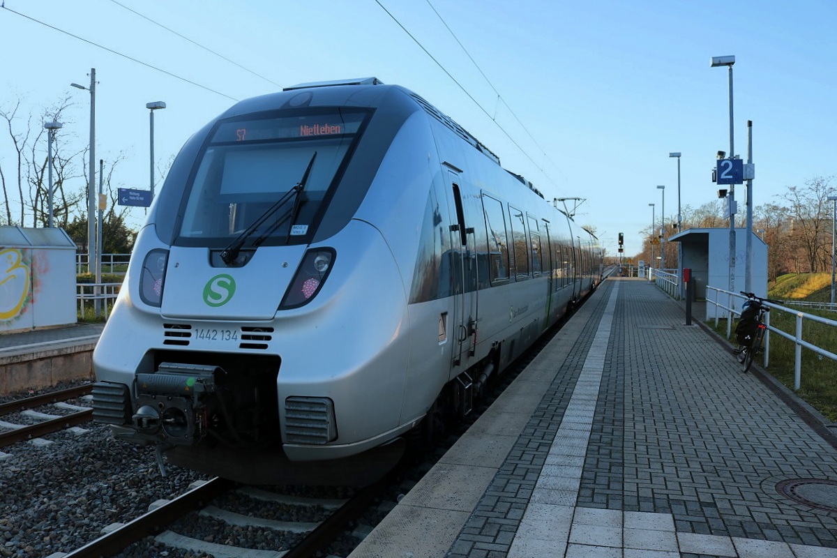 1442 134 (Bombardier Talent 2) der S-Bahn Mitteldeutschland (DB Regio Südost) als S 37740 (S7) von Halle(Saale)Hbf Gl. 13a nach Halle-Nietleben steht im Bahnhof Halle Südstadt auf der Bahnstrecke Halle–Hann. Münden (KBS 590). [29.12.2017 | 15:02 Uhr]