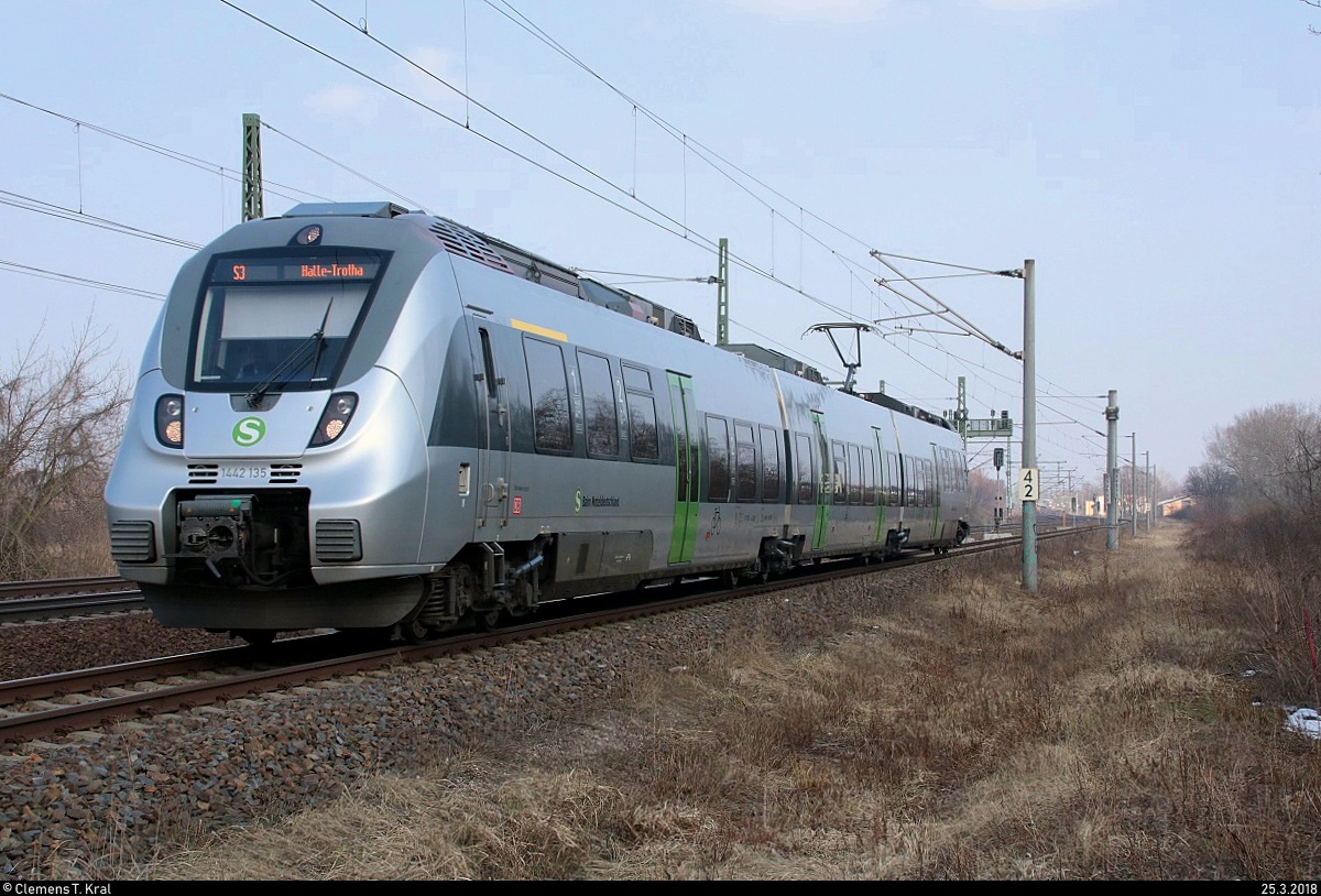 1442 135 (Bombardier Talent 2) der S-Bahn Mitteldeutschland (DB Regio Südost) als S 37348 (S3) von Leipzig-Connewitz nach Halle-Trotha fährt in Halle-Kanena auf der Bahnstrecke Magdeburg–Leipzig (KBS 340), kurz vor dem Hp Halle Messe. [25.3.2018 | 16:35 Uhr]