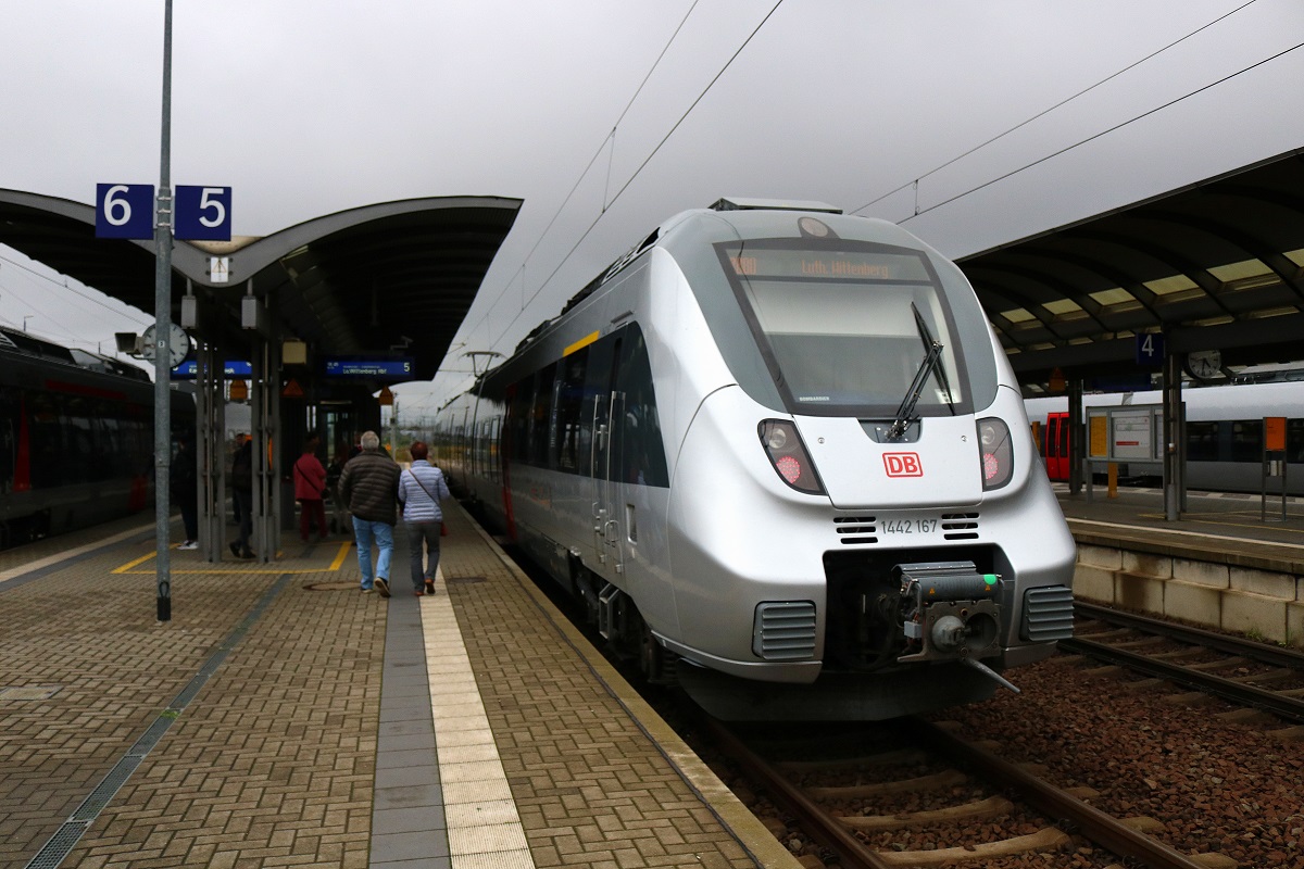 1442 167 (Bombardier Talent 2) von DB Regio Südost als RB 37854 (RB80) nach Lutherstadt Wittenberg Hbf steht in ihrem Startbahnhof Bitterfeld auf Gleis 5. [24.9.2017 | 16:35 Uhr]