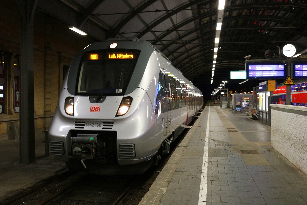 1442 168 (Bombardier Talent 2) von DB Regio Südost als RB 37874 (RB80) nach Lutherstadt Wittenberg Hbf steht in Halle(Saale)Hbf auf Gleis 6 bereit. [26.8.2017 - 21:08 Uhr]