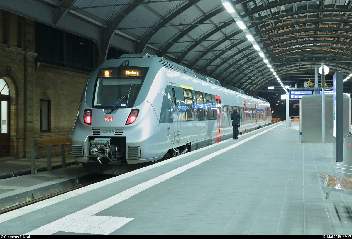 1442 168 (Bombardier Talent 2) der S-Bahn Mitteldeutschland (MDSB II | DB Regio Südost) als S 37931 (S9) nach Delitzsch unt Bf steht in ihrem Startbahnhof Halle(Saale)Hbf auf Gleis 8.
Auf der Zugzielanzeige steht fälschlicherweise  Eilenburg .
[19.5.2018 | 22:27 Uhr]