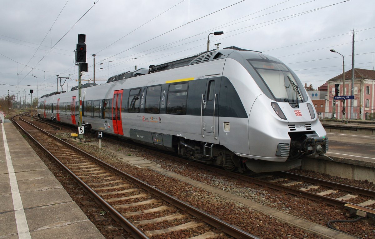 1442 170-5 macht sich am 7.4.2017 als RE14 (RE16135) nach Dessau Hauptbahnhof im Magdeburger Hauptbahnhof auf den Weg.