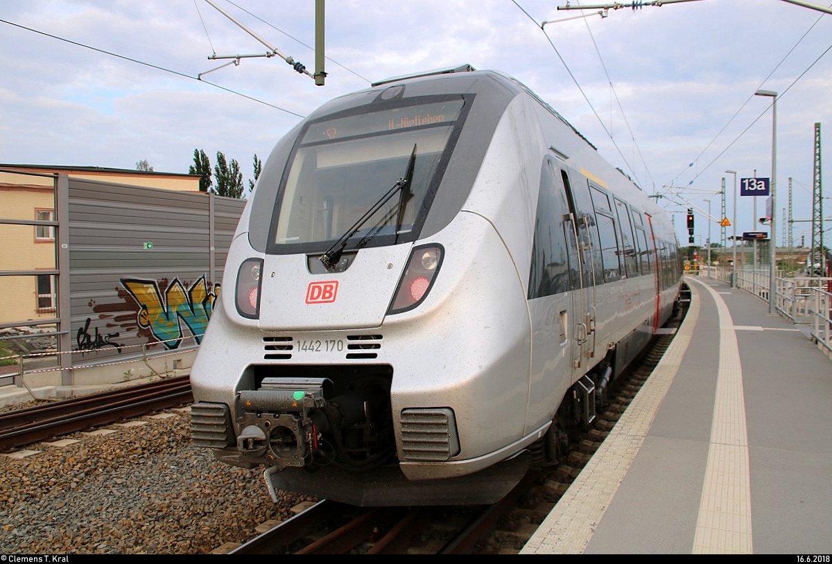 1442 170 (Bombardier Talent 2) der S-Bahn Mitteldeutschland (MDSB II | DB Regio Südost) als S 37762 (S7) nach Halle-Nietleben steht in ihrem Startbahnhof Halle(Saale)Hbf Gl. 13a.
[16.6.2018 | 20:16 Uhr]