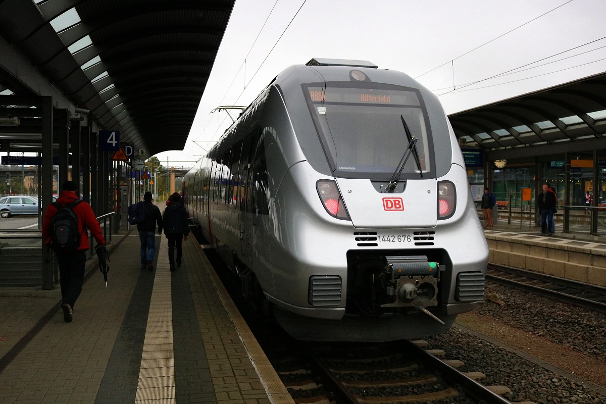 1442 176/676 (Bombardier Talent 2) von DB Regio Südost als RB 37843 (RB80) nach Bitterfeld steht in ihrem Startbahnhof Lutherstadt Wittenberg Hbf auf Gleis 4 bereit. [24.9.2017 | 14:47 Uhr]