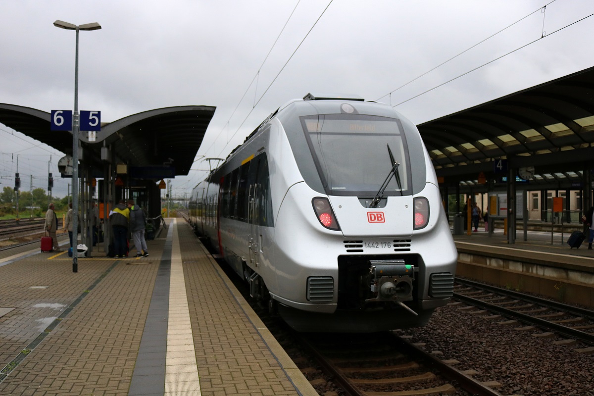 1442 176/676 (Bombardier Talent 2) von DB Regio Südost als RB 37843 (RB80) von Lutherstadt Wittenberg Hbf hat ihren Endbahnhof Bitterfeld auf Gleis 5 erreicht. [24.9.2017 | 15:21 Uhr]