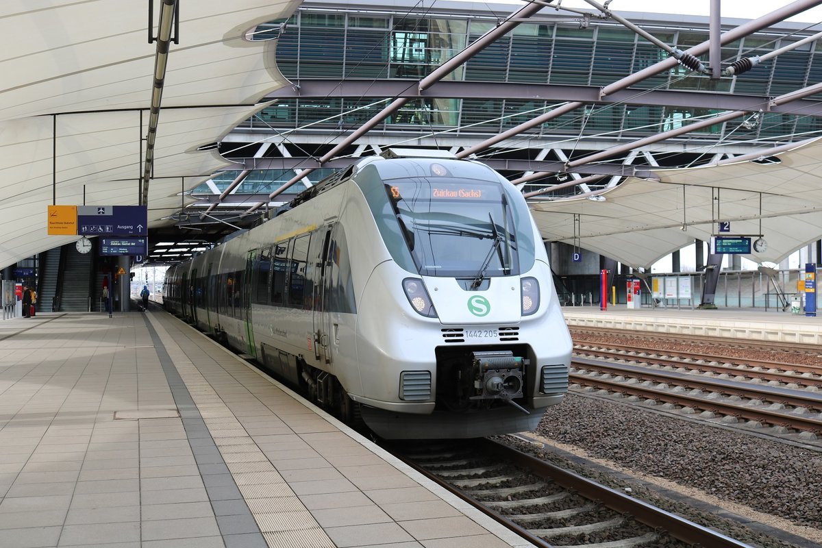 1442 205 (Bombardier Talent 2) der S-Bahn Mitteldeutschland (DB Regio Südost) als S 37569 (S5) von Halle(Saale)Hbf nach Zwickau(Sachs)Hbf steht am Bahnhof Flughafen Leipzig/Halle, Gleis 1. [25.2.2017]