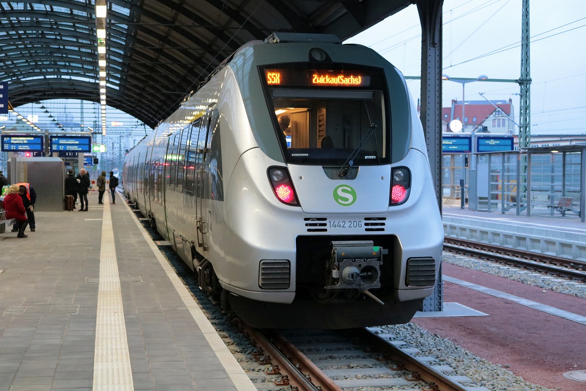 1442 206 (Bombardier Talent 2) der S-Bahn Mitteldeutschland (DB Regio Südost) als S 37525 (S5X) nach Zwickau(Sachs)Hbf steht in ihrem Startbahnhof Halle(Saale)Hbf auf Gleis 11 bereit. [2.12.2017 | 16:00 Uhr]