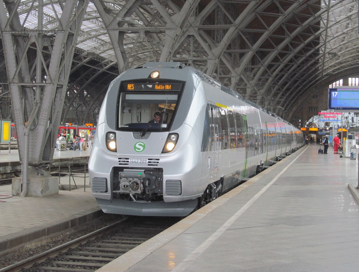 1442 207 und ein weiterer Talent 2 stehen am 23. August 2013 als RE 5 nach Halle im Leipziger Hbf.