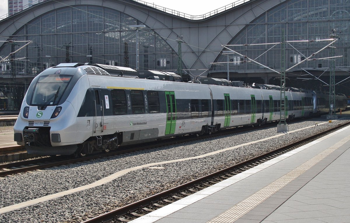 1442 209-1 und 1442 124-2 warten am 13.5.2017 während einer Werkstattfahrt im Leipziger Hauptbahnhof auf Abfahrt.