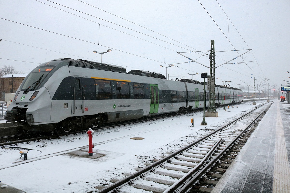 1442 210 (Bombardier Talent 2) der S-Bahn Mitteldeutschland (DB Regio Südost) als S 37572 (S5) von Zwickau(Sachs)Hbf erreicht ihren Endbahnhof Halle(Saale)Hbf auf Gleis 12. [3.12.2017 | 15:23 Uhr]