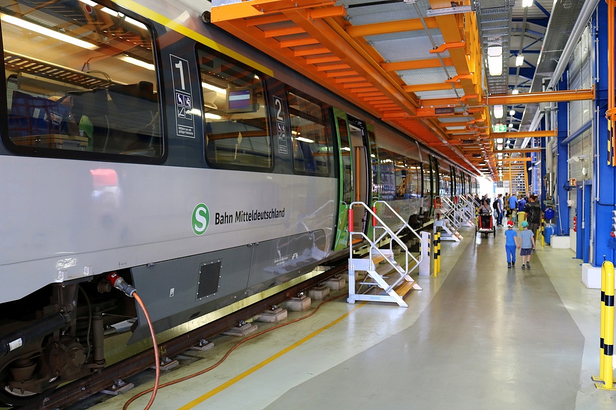 1442 214 (Bombardier Talent 2) der S-Bahn Mitteldeutschland (DB Regio Südost) steht in der neuen Werkstatt von DB Regio Südost (Bw Halle) anlässlich des jährlichen Sommerfests des DB Museums Halle (Saale) und kann besichtigt werden. [26.8.2017 - 15:40 Uhr]