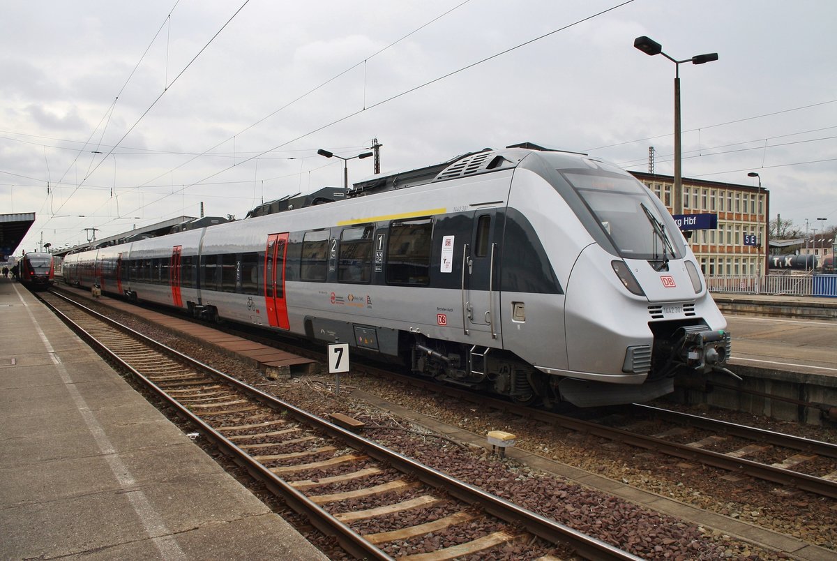 1442 301-6 steht am 7.4.2017 als RE13 (RE16109) von Magdeburg Hauptbahnhof nach Leipzig Hauptbahnhof im Startbahnhof bereit. 