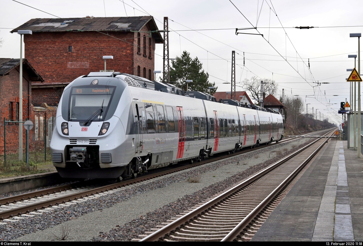 1442 303 (Bombardier Talent 2) der Elbe-Saale-Bahn (DB Regio Südost) als RE 16110 (RE13) von Leipzig Hbf nach Magdeburg Hbf verlässt den Hp Prödel auf der Bahnstrecke Biederitz–Trebnitz (KBS 254).
[13.2.2020 | 11:18 Uhr]