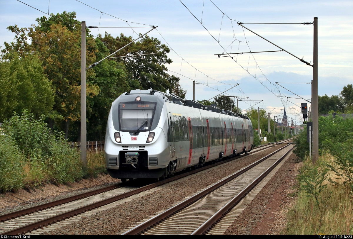 1442 304 (Bombardier Talent 2) der S-Bahn Mitteldeutschland (MDSB II | DB Regio Südost) als S 37252 (S2) von Leipzig-Stötteritz nach Dessau Hbf erreicht den Hp Greppin auf der Bahnstrecke Trebnitz–Leipzig (KBS 251).
Aufgenommen am Ende des Bahnsteigs 2.
[10.8.2019 | 16:23 Uhr]
