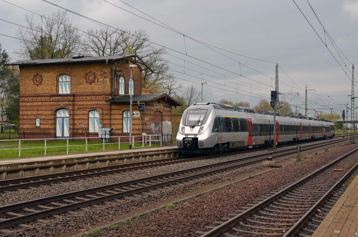 1442 304 erreicht als S2 nach Wittenberg am 20.04.23 den Haltepunkt Radis und passiert dabei das ehemalige Bahnhofsgebäude.