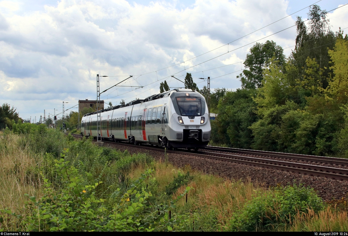 1442 305 (Bombardier Talent 2) der Elbe-Saale-Bahn (DB Regio Südost) als RE 16106 (RE13) von Leipzig Hbf nach Magdeburg Hbf fährt in Gommern auf der Bahnstrecke Biederitz–Trebnitz (KBS 254).
[10.8.2019 | 10:26 Uhr]