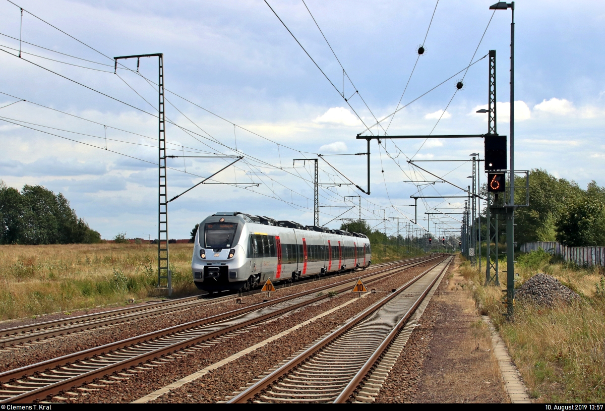 1442 305 (Bombardier Talent 2) der Elbe-Saale-Bahn (DB Regio Südost) als RE 16110 (RE13) von Leipzig Hbf nach Magdeburg Hbf erreicht den Bahnhof Rodleben auf der Bahnstrecke Trebnitz–Leipzig (KBS 254).
Aufgenommen am Ende des Bahnsteigs 1.
[10.8.2019 | 13:57 Uhr]