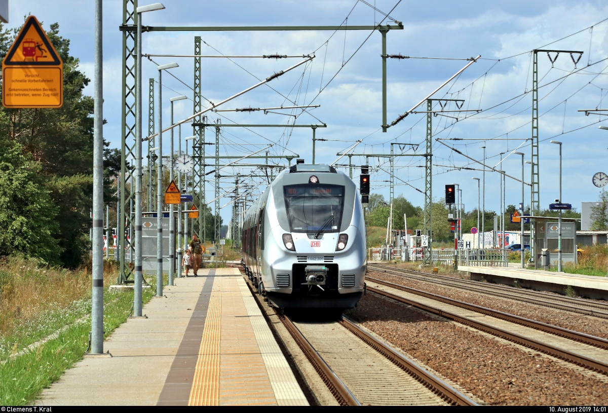 1442 306 (Bombardier Talent 2) der Elbe-Saale-Bahn (DB Regio Südost) als RE 16109 (RE13) von Magdeburg Hbf nach Leipzig Hbf erreicht den Bahnhof Rodleben auf der Bahnstrecke Trebnitz–Leipzig (KBS 254).
[10.8.2019 | 14:01 Uhr]
