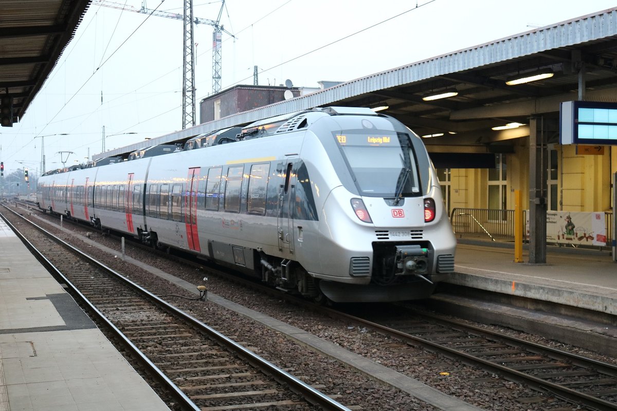 1442 308 von DB Regio Südost steht als RE13 nach Leipzig Hbf über Dessau Hbf im Startbahnhof Magdeburg Hbf auf Gleis 5 bereit. [11.2.2017]