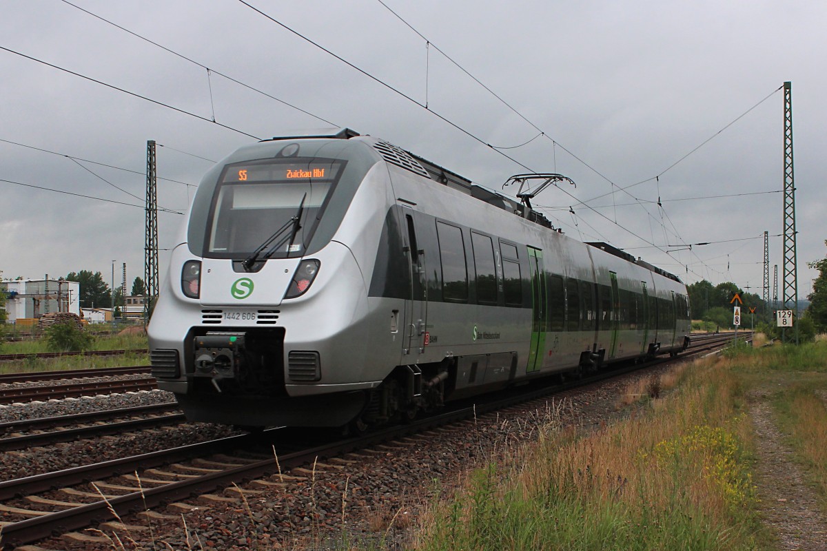 1442 606 fährt am 24.06.2015 als S5 (Leipzig/Halle Flughafen - Zwickau (Sachs) Hbf) über die Olzmannbrücke in Zwickau und wird gleich jenen Endbahnhof erreichen.