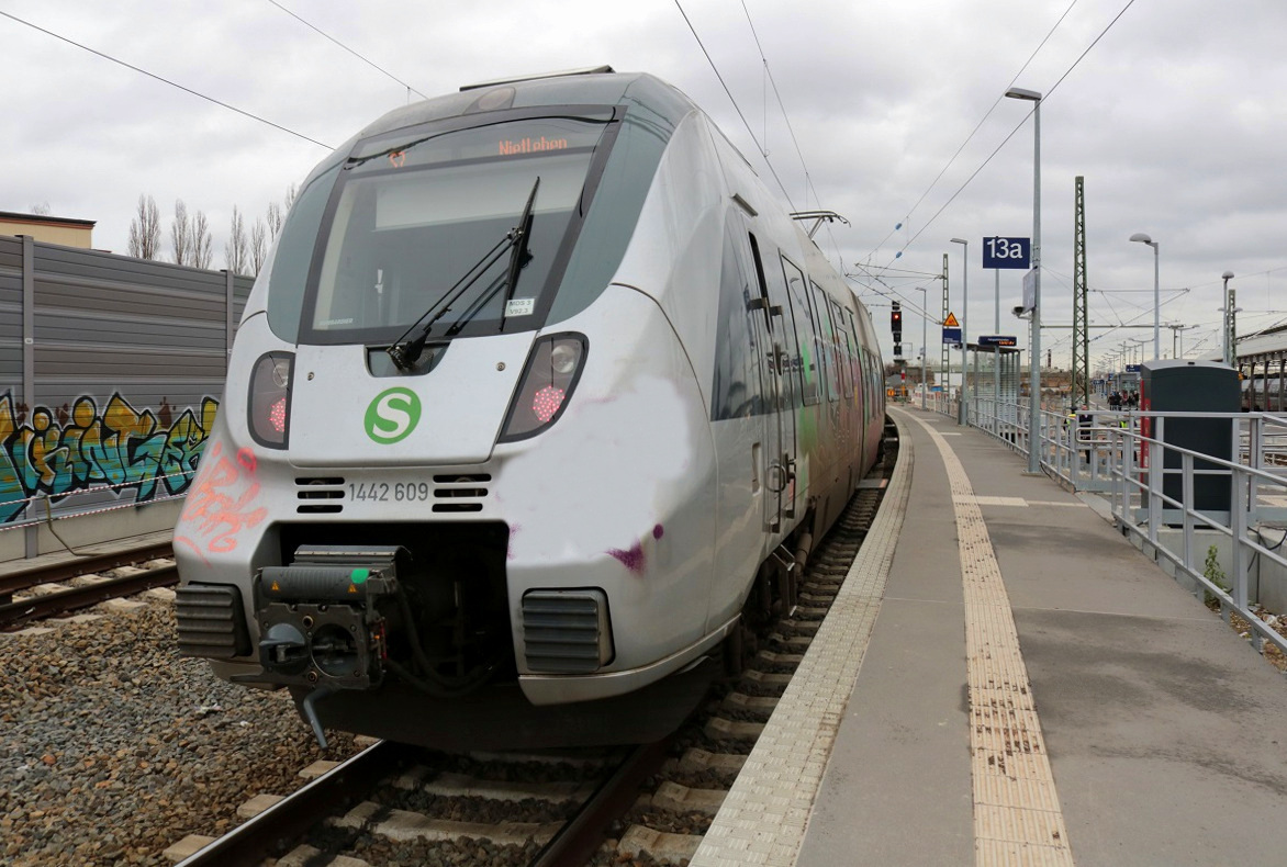 1442 609 (Bombardier Talent 2) der S-Bahn Mitteldeutschland (DB Regio Südost) als S 37732 (S7) nach Halle-Nietleben steht in ihrem Startbahnhof Halle(Saale)Hbf Gl. 13a. [28.12.2017 | 12:43 Uhr]