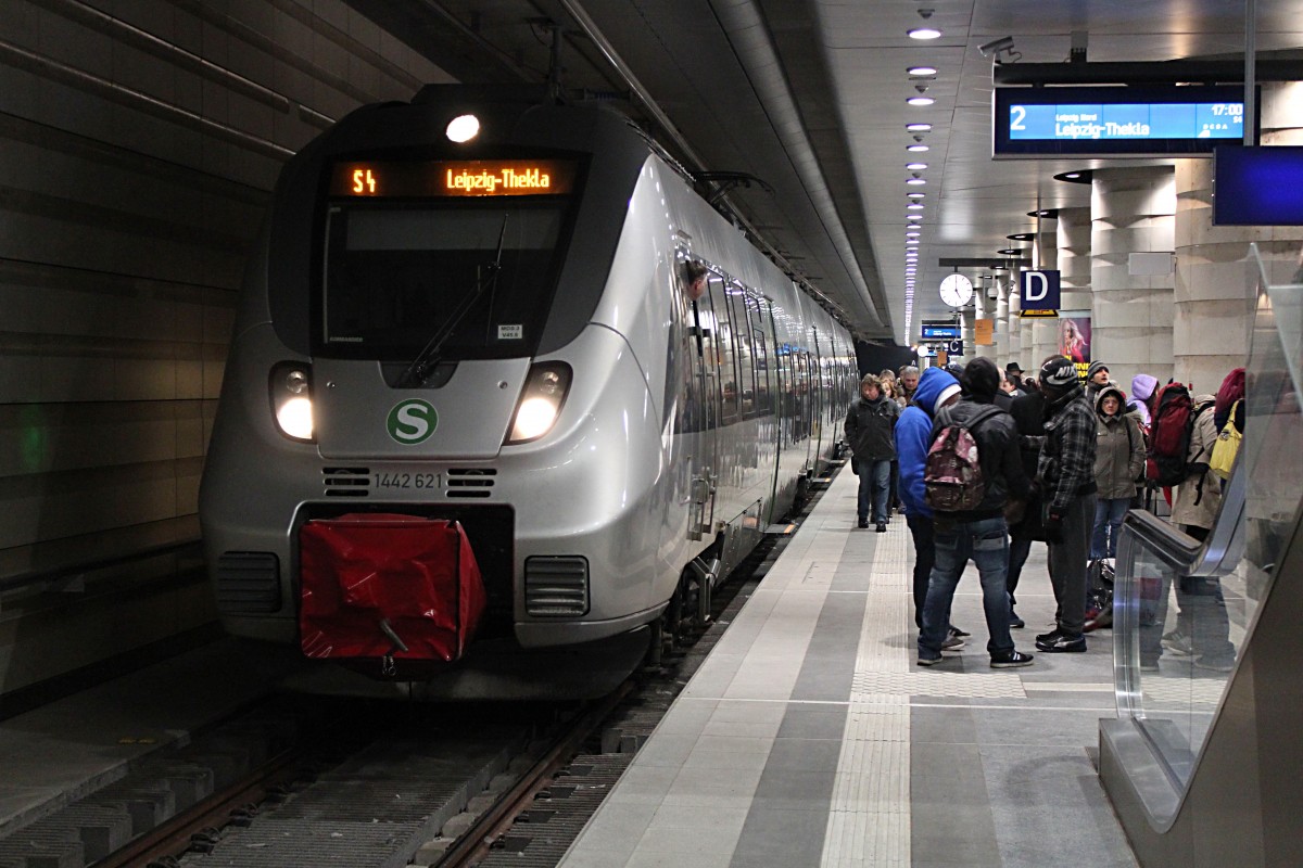 1442 621 steht am 25.01.2014 mit der S4 nach Leipzig Thekla in Leipzig Hbf (Tief).