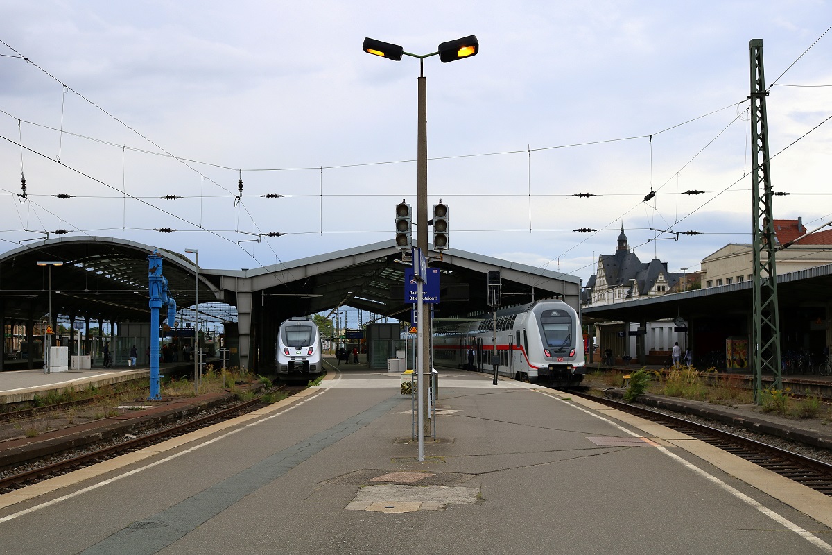 1442 629 (Bombardier Talent 2) der S-Bahn Mitteldeutschland (DB Regio Südost) und DBpbzfa 668.2 mit Zuglok BR 146.5 DB als IC 2441 (Linie 55) von Köln Hbf nach Dresden Hbf treffen sich am Bahnsteig 1/2 in Halle(Saale)Hbf, der nur noch für ein paar Monate so erhalten bleiben soll. [9.9.2017 | 14:54 Uhr]