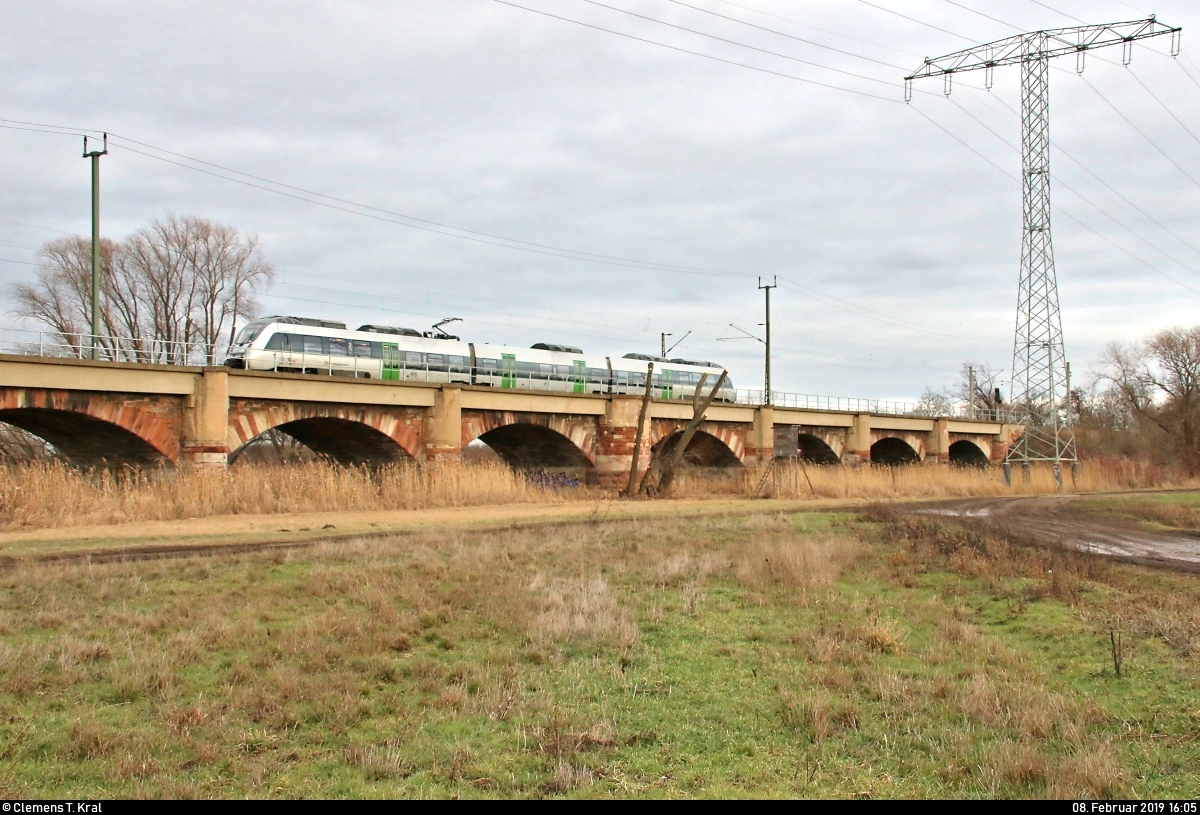 1442 632 (Bombardier Talent 2) der S-Bahn Mitteldeutschland (DB Regio Südost) als S 37744 (S7) von Halle(Saale)Hbf Gl. 13a nach Halle-Nietleben überquert die Saaleaue bei Angersdorf auf der Bahnstrecke Halle–Hann. Münden (KBS 590).
Wie man sieht, wurden ein paar Bäume entlang der Strecke in ihrer Länge gekürzt, sodass sich eine bessere Sicht auf die Brücke ergibt.
[8.2.2019 | 16:05 Uhr]