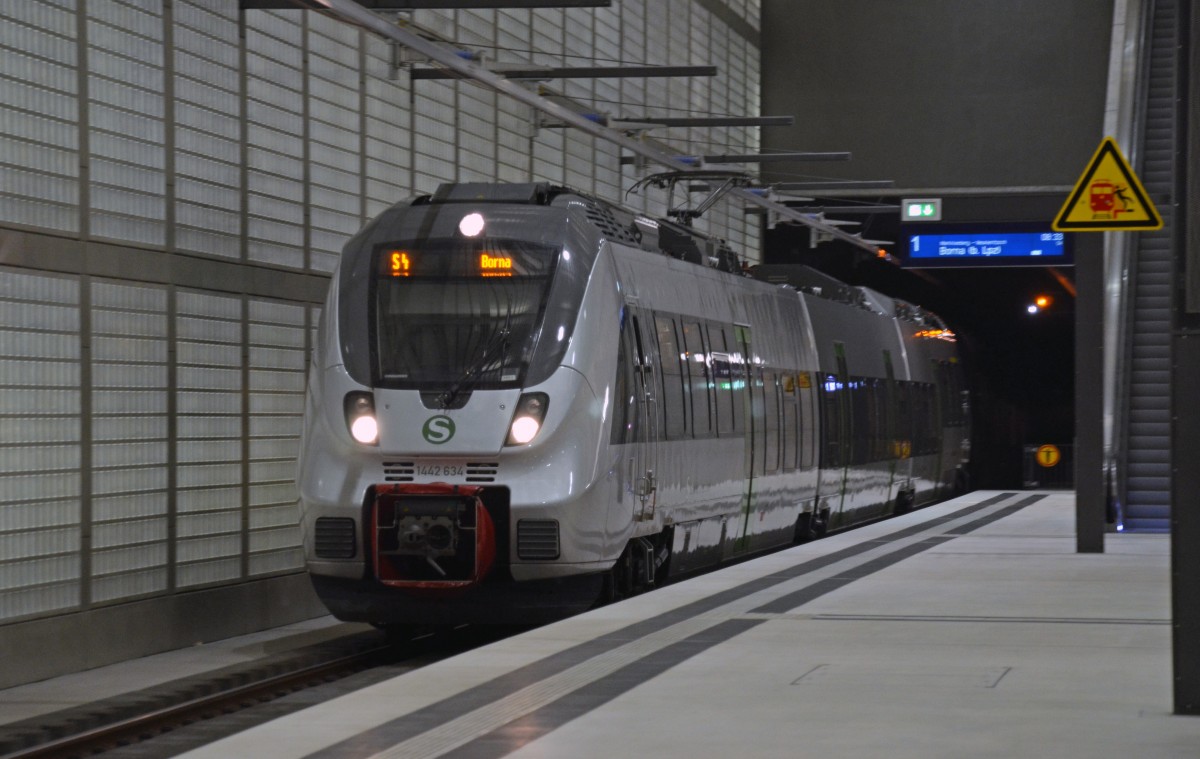 1442 634 erreicht vom Leipziger Hbf kommend am 31.01.14 die S-Bahnstation Wilhelm-Leuschner-Platz. Nach einem kurzen Aufenthalt wird er seine Fahrt nach Borna fortsetzen. 