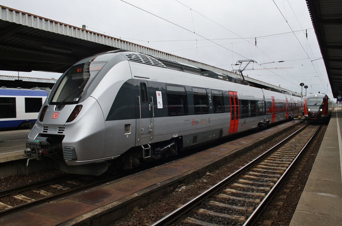 1442 663-9 wartet am 7.4.2017 zusammen mit 1442 165-5 als RE13 (RE16107) nach Leipzig Hauptbahnhof im Magdeburger Hauptbahnhof auf Abfahrt.