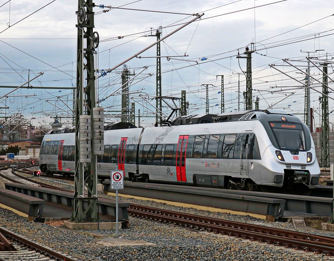 1442 663 (Bombardier Talent 2) der S-Bahn Mitteldeutschland (MDSB II | DB Regio Südost) als S 37849 (S8 | RB42) von Magdeburg Hbf erreicht ihren Endbahnhof Halle(Saale)Hbf auf Gleis 11 E-G. Bild durchlief die Selbstfreischaltung. [27.12.2017 | 15:10 Uhr]