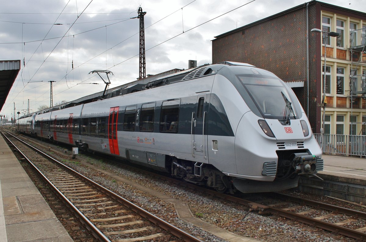 1442 665-4 und 1442 163-0 warten am 7.4.2017 als RE13 (RE16111) nach Leipzig Hauptbahnhof im Magdeburger Hauptbahnhof auf Abfahrt.