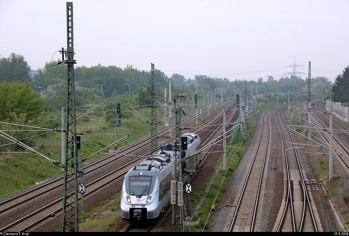 1442 665 (Bombardier Talent 2) der S-Bahn Mitteldeutschland (MDSB II | DB Regio Südost) als S 37711 (S7) von Halle-Nietleben nach Halle(Saale)Hbf Gl. 13a passiert den Abzweig Thüringen (At). Diese Fahrzeuge kommen dort normalerweise nicht zum Einsatz.
Aufgenommen von der Brücke Dieselstraße in Halle (Saale).
[19.5.2018 | 7:09 Uhr]