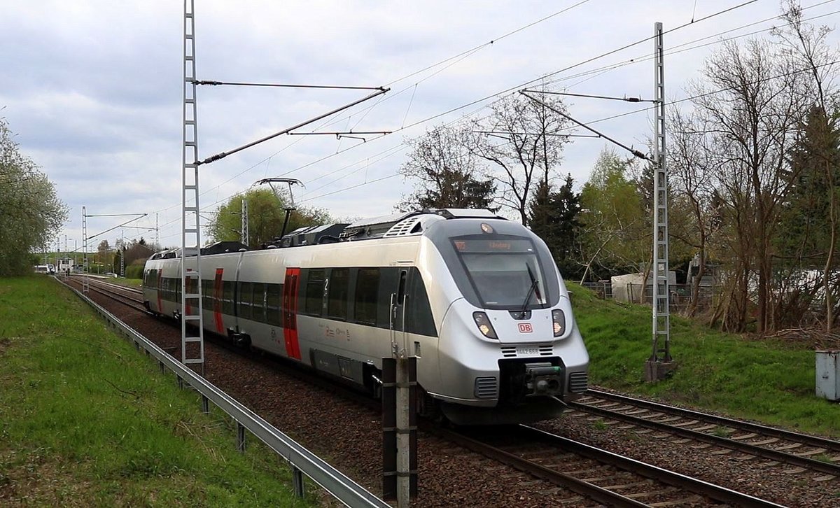 1442 668 (Bombardier Talent 2) von DB Regio Südost als RB 74779 (RB75) von Sangerhausen nach Eilenburg fährt an der Angersdorfer Straße in Zscherben auf der Bahnstrecke Halle–Hann. Münden (KBS 590) vorbei. [11.4.2017 - 18:16 Uhr]