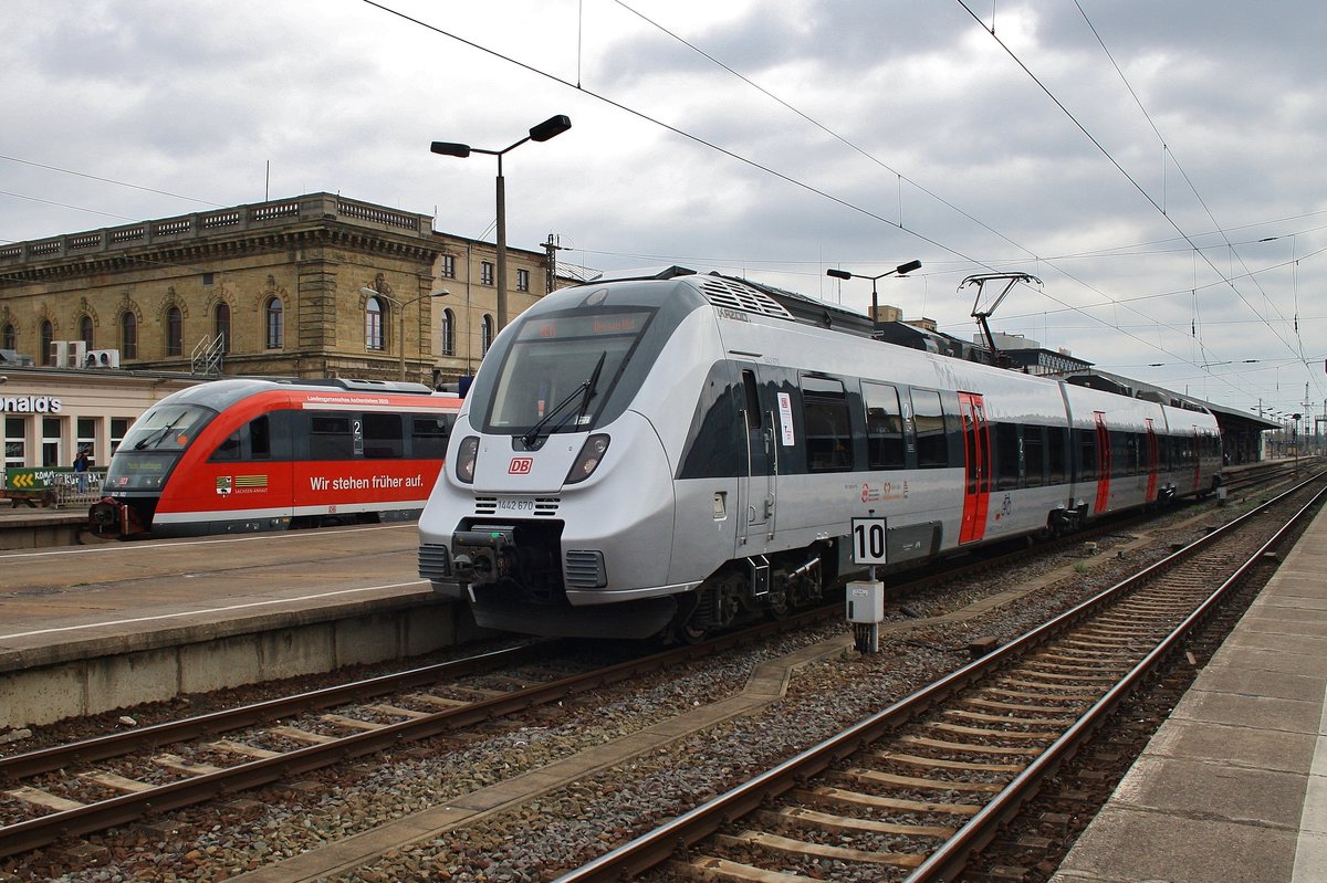1442 670-4 verlässt am 7.4.2017 als RE14 (RE16135) nach Dessau Hauptbahnhof den Magdeburger Hauptbahnhof. Im Hintergrund steht 642 192-8  Landesgartenschau Aschersleben 2010  als RB36 (RB26435) von Wolfsburg Hauptbahnhof. 