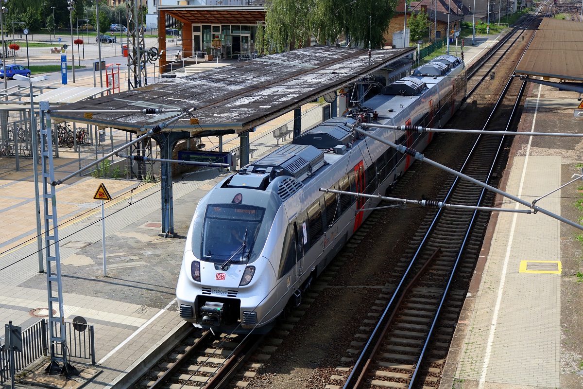 1442 672 (Bombardier Talent 2) von DB Regio Südost als RB 37850 (RB81) von Bitterfeld erreicht den Bahnhof Falkenberg(Elster). Aufgenommen vom Bahnsteig 6. [8.7.2017 - 16:56 Uhr]