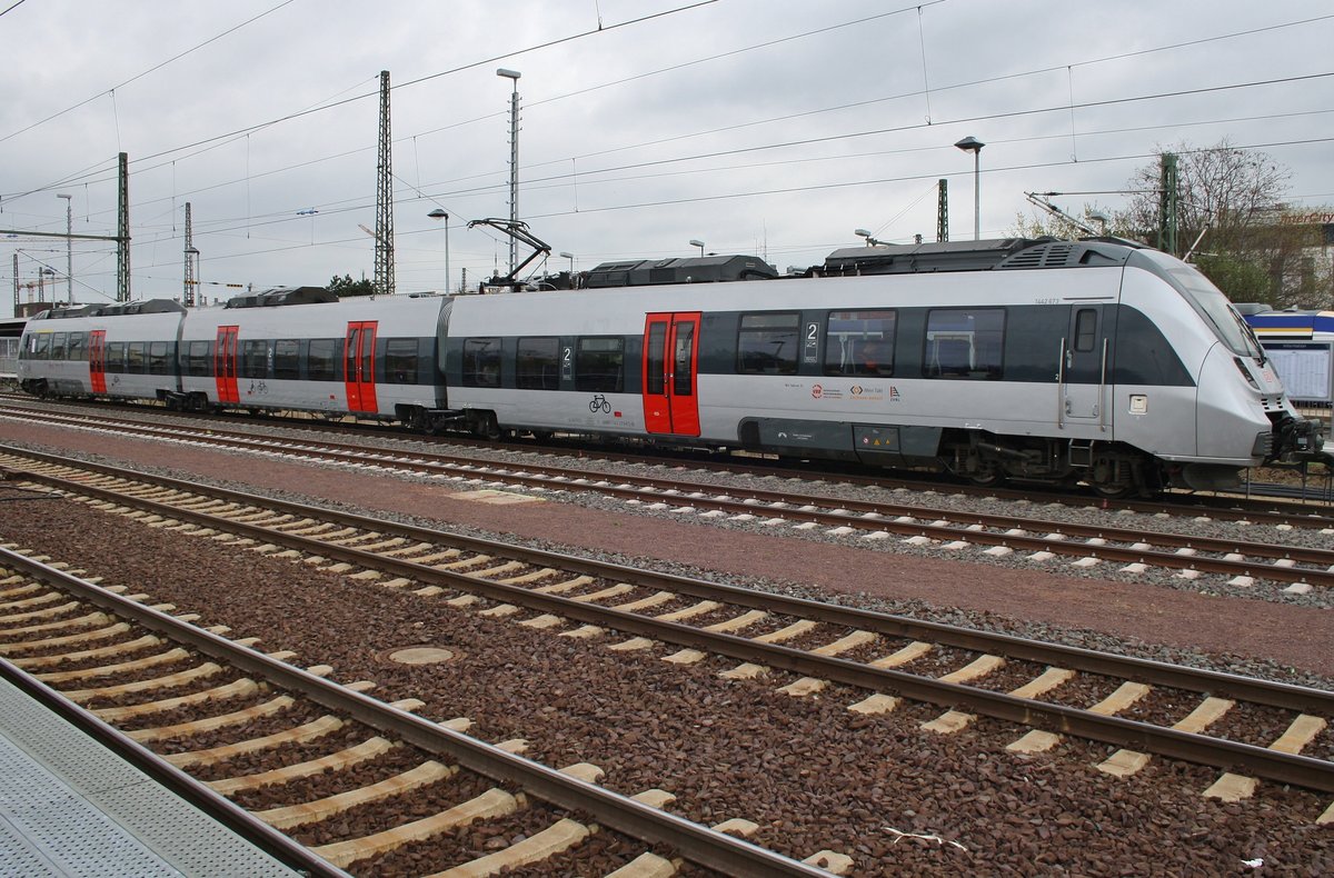 1442 673-8 steht am 7.4.2017 als RE14 (RE16133) nach Lutherstadt Wittenberg Hauptbahnhof im Magdeburger Hauptbahnhof bereit. 