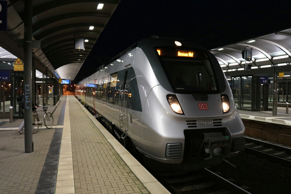1442 673 (Bombardier Talent 2) der S-Bahn Mitteldeutschland (MDSB II | DB Regio Südost) als S 37814 (S8) von Halle(Saale)Hbf nach Dessau Hbf steht im Bahnhof Bitterfeld auf Gleis 2. [16.12.2017 | 7:15 Uhr]