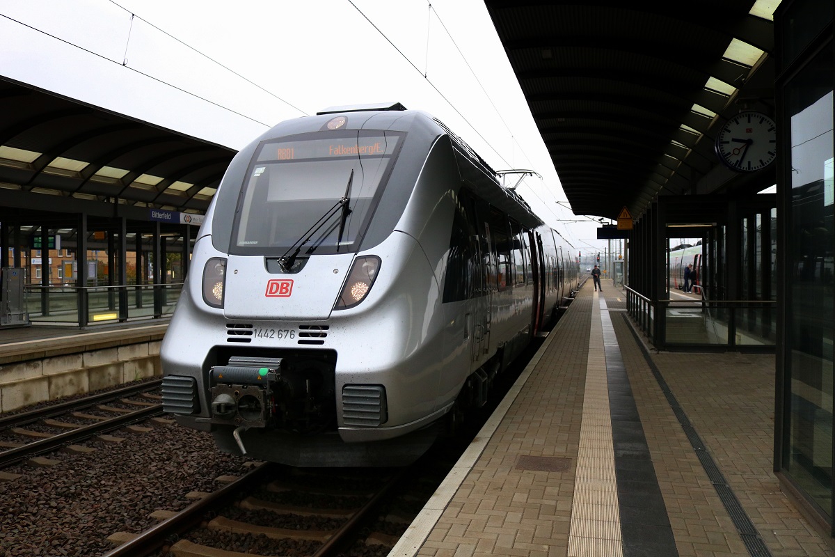 1442 676 (Bombardier Talent 2) von DB Regio Südost als RB 37824 (RB81) nach Falkenberg(Elster) steht in ihrem Startbahnhof Bitterfeld auf Gleis 5. [24.9.2017 - 9:37 Uhr]