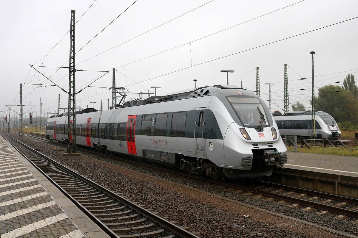 1442 677 (Bombardier Talent 2) von DB Regio Südost wird als RB 37827 (RB80) nach Bitterfeld im Startbahnhof Lutherstadt Wittenberg Hbf auf Gleis 4 bei Regen bereitgestellt. [24.9.2017 - 10:18 Uhr]