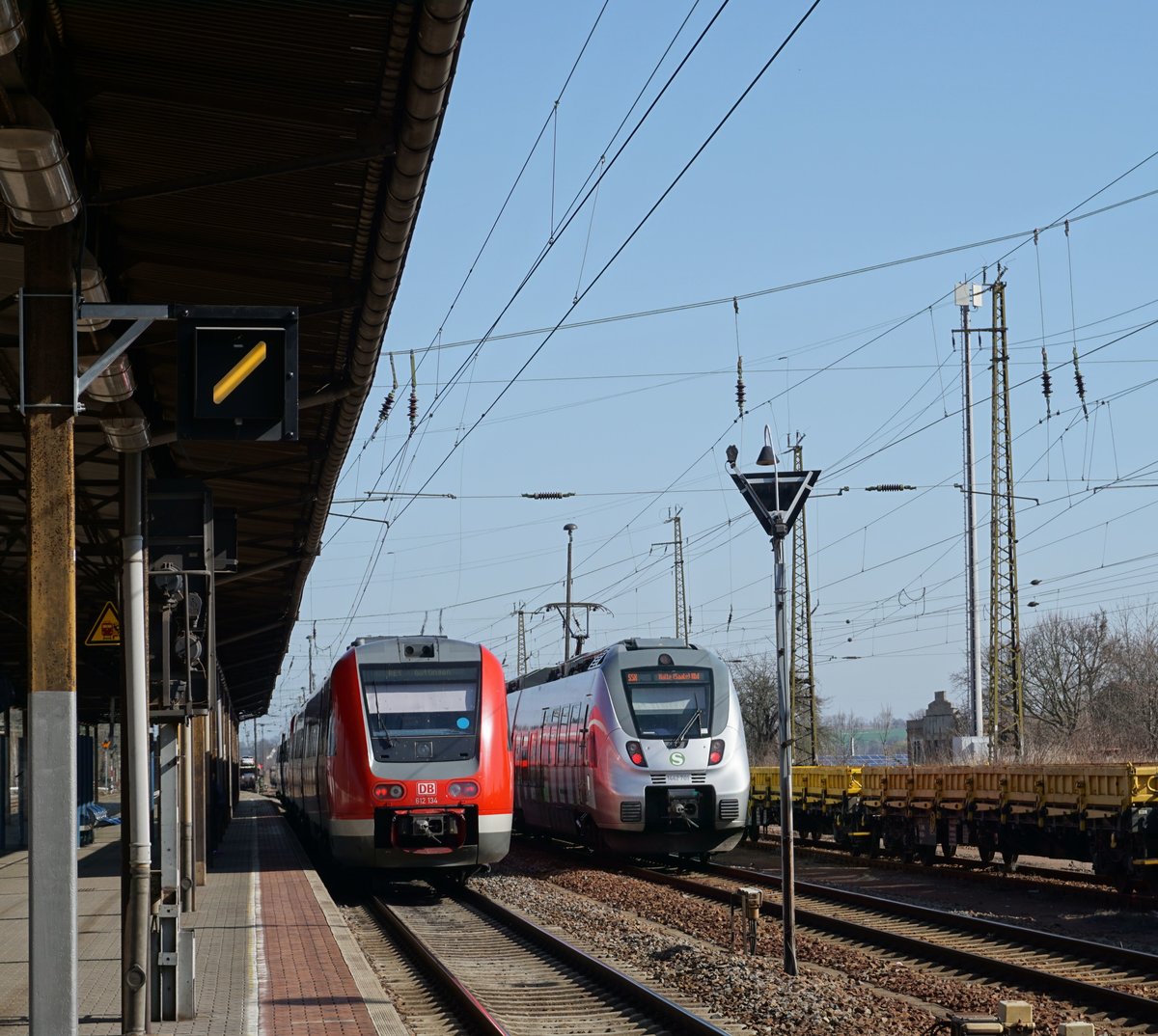 1442 701 als S5X nach Halle(Saale)überholt bei der Aussfahrt 612 100 und 612 134.Gößnitz 08.04.2018.